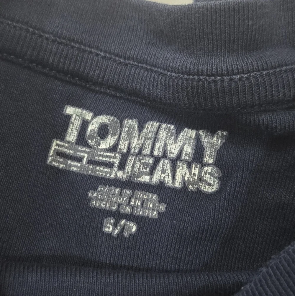 ✨2/$25 Tommy Hilfiger Tommy Jeans Cropped Navy Tee Crew Neck Casual Top - Picture 3 of 3
